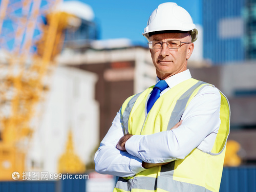 建築工地的工程師建設者建築工程師施工場(chǎng)景穿着安全背心